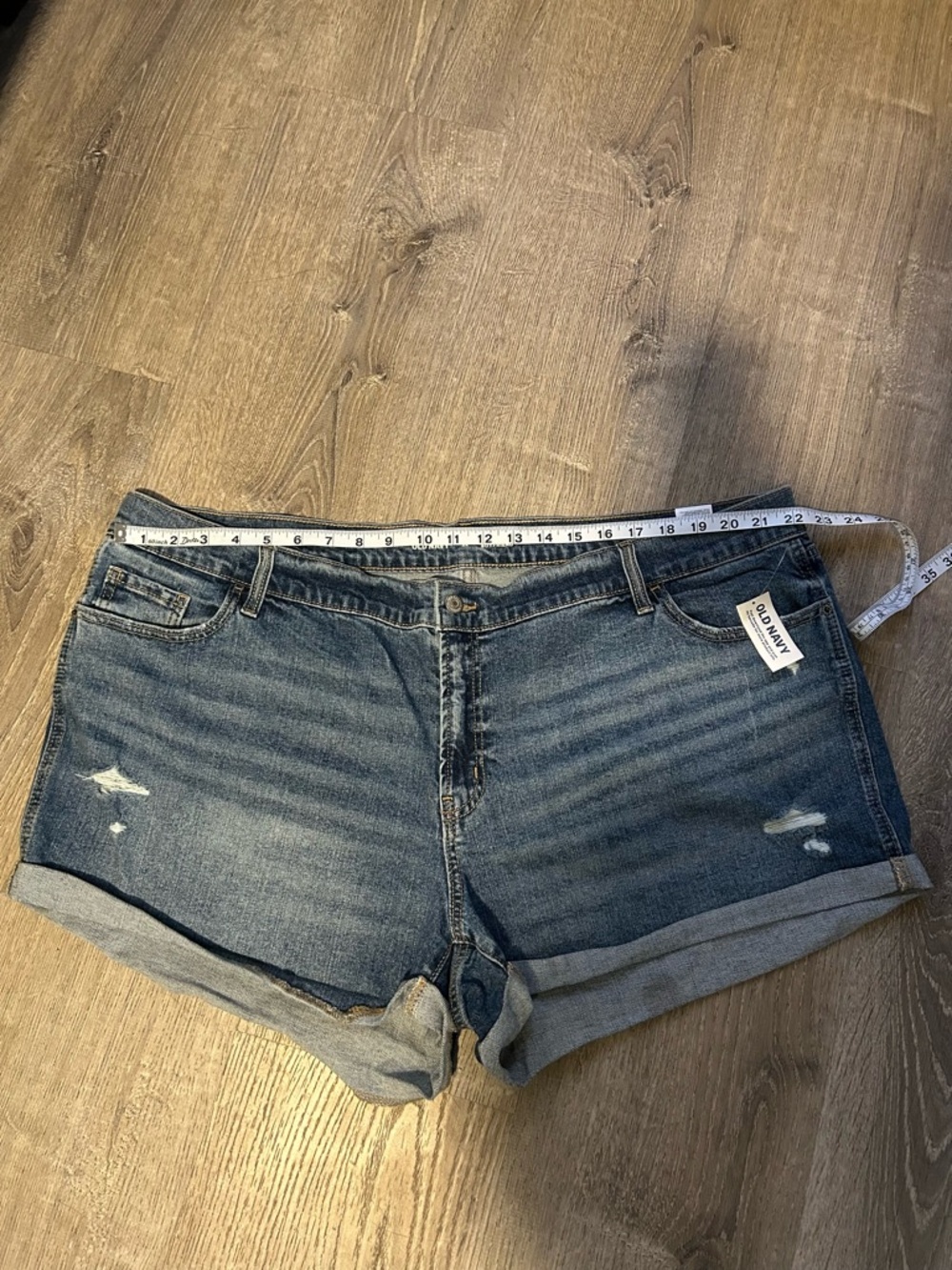 Old Navy Women’s Plus Size Mid-Rise Boyfriend Jean Short 22 - Picture 3 of 9
